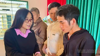 Báo và Phát thanh, Truyền hình tỉnh Lào Cai tặng quà Tết cho 50 hộ dân xã Bản Xèo và Bát Xát