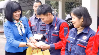 Tổng Liên đoàn Lao động Việt Nam tặng 100 phần quà Tết cho công nhân Lào Cai