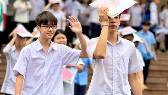Thí sinh hoàn thành môn thi đầu tiên - môn Ngữ văn vào lớp 10 THPT