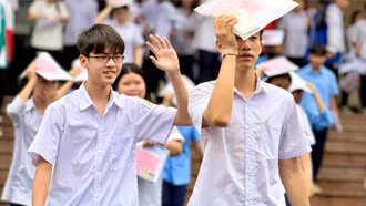Thí sinh hoàn thành môn thi đầu tiên - môn Ngữ văn vào lớp 10 THPT