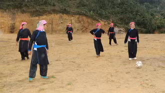 Lên Bản Liền xem phụ nữ trổ tài trên sân cỏ