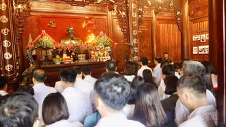 Đoàn đại biểu ngành Giáo dục và Đào tạo tỉnh báo công dâng Bác