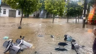 Mưa lớn gây ngập úng cục bộ tại khu vực phường Lào Cai, Cam Đường