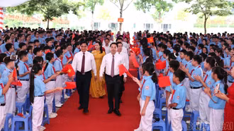 Phó Bí thư Tỉnh ủy Nguyễn Tuấn Anh dự khai giảng tại Trường THCS Lê Quý Đôn