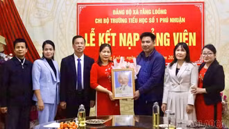 Vinh dự, tự hào dưới lá cờ Đảng