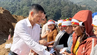 Trao tặng quà trị giá gần 110 triệu đồng cho người dân xã A Mú Sung