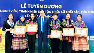 19 học sinh dân tộc thiểu số Lào Cai được tuyên dương xuất sắc, tiêu biểu toàn quốc