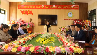 Phó Chủ tịch UBND tỉnh Vũ Thị Hiền Hạnh trực tiếp kiểm tra và đối thoại với người dân tại một số trường học trên địa bàn xã Bản Hồ