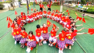 Chúng em lớn lên dưới màu cờ