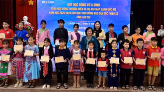 Quỹ Học bổng Vừ A Dính trao học bổng thường niên cho học sinh Lào Cai