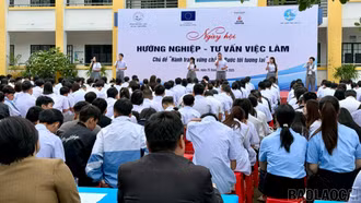Sôi nổi Ngày hội hướng nghiệp - tư vấn việc làm