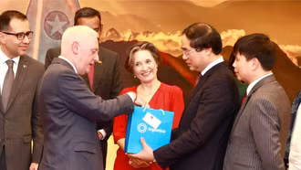 Bí thư Tỉnh ủy, Chủ tịch UBND tỉnh Trịnh Xuân Trường tiếp và làm việc với các Đại sứ quán