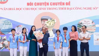 Nhà thơ Trần Đăng Khoa giao lưu với học sinh Trường THCS Lê Quý Đôn