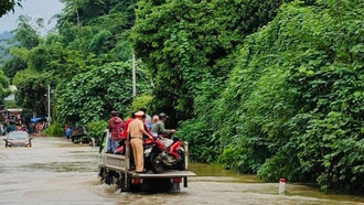 Hành động đẹp đưa người dân qua đoạn đường ngập nước tại xã Bảo Nhai