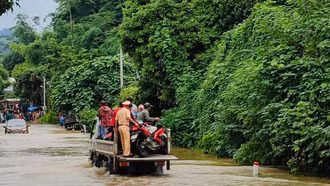 Hành động đẹp đưa người dân qua đoạn đường ngập nước tại xã Bảo Nhai