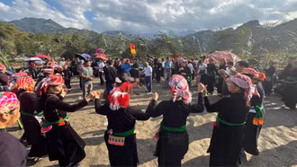 Làng Chút vui hội cầu mùa