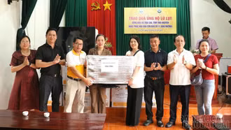 Hiệp hội Du lịch tỉnh Lào Cai tặng quà người dân vùng lũ Thái Nguyên