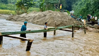 Thôn Làng Chút làm 2 cầu tạm qua suối