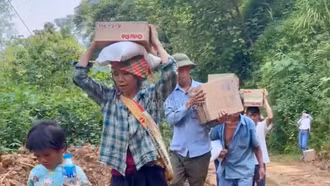 Cả bản Láo Lý băng đồi nhận hàng cứu trợ