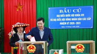 Bí thư Tỉnh ủy Dương Quốc Huy dự khai mạc bầu cử và bỏ phiếu tại khu vực bỏ phiếu số 4, thôn Đồng Cát, xã Quy Mông