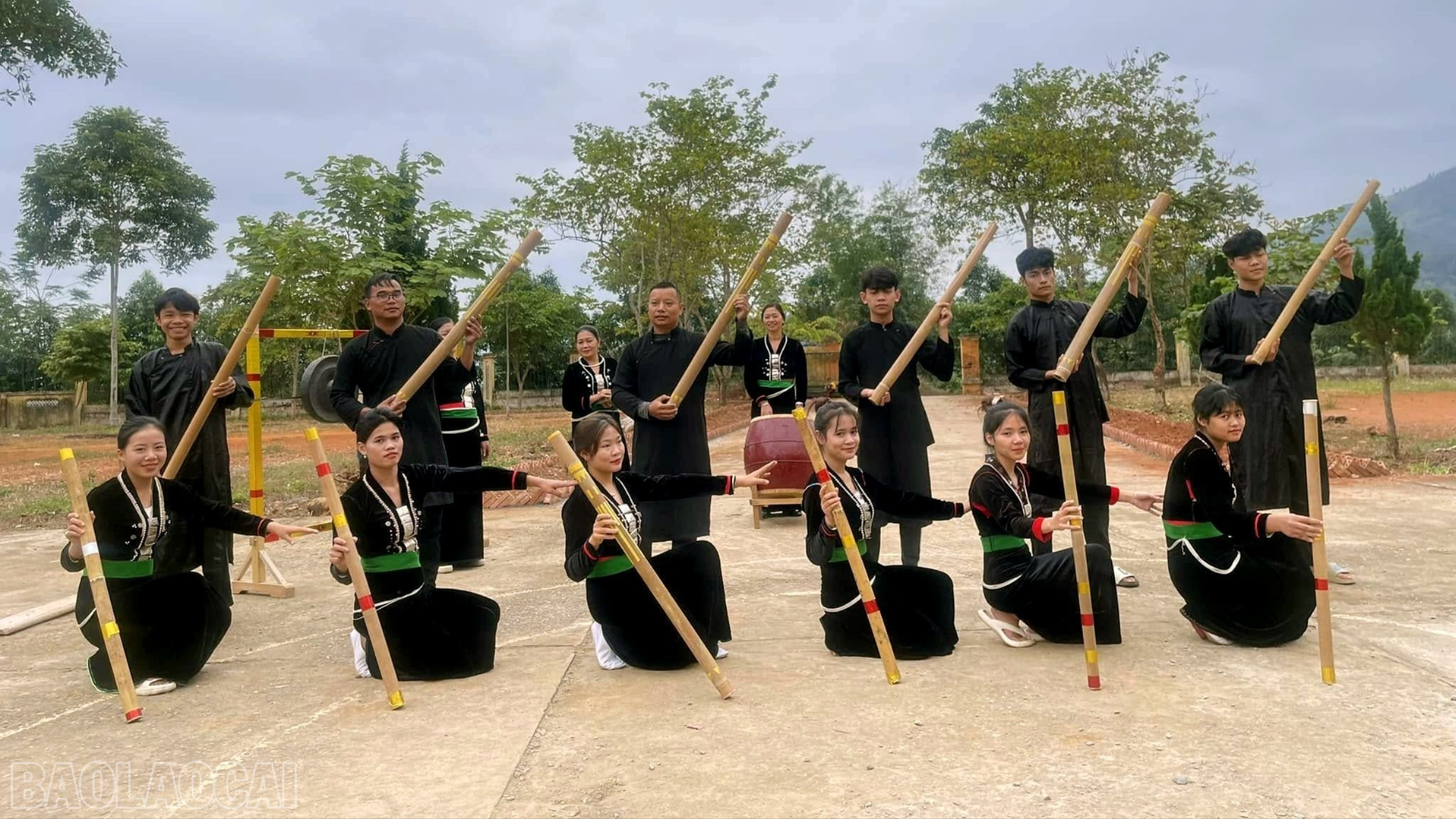 Nam thanh, nữ tú người Khơ Mú luyện tập chuẩn bị cho Lễ hội Cầu mùa.