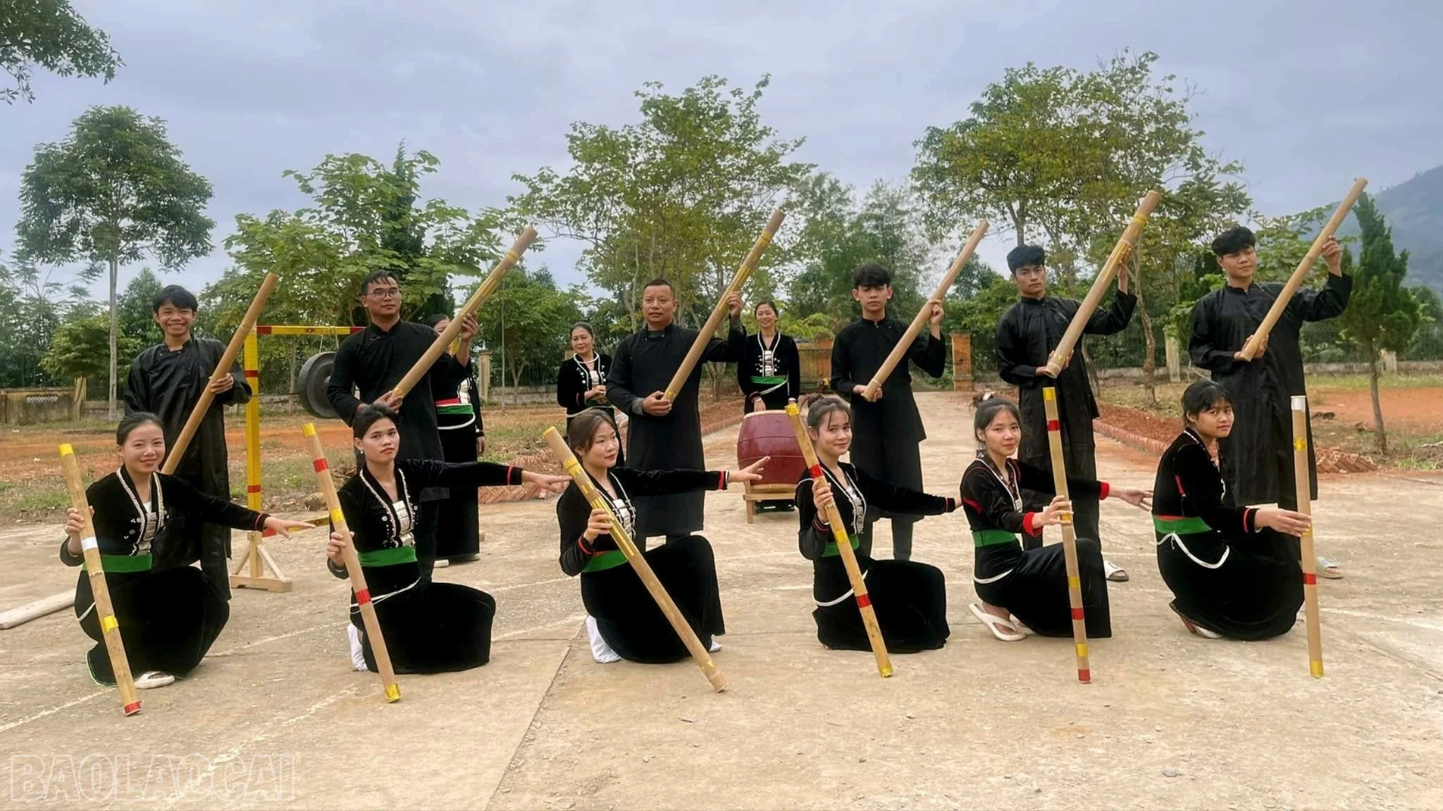 Nam thanh, nữ tú người Khơ Mú luyện tập chuẩn bị cho Lễ hội Cầu mùa.