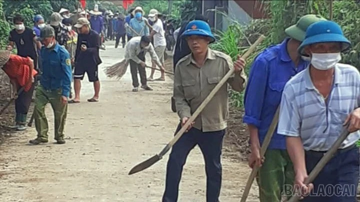 Cán bộ và Nhân dân thôn Khe Bành vệ sinh đường làng, tạo cảnh quan sạch đẹp.