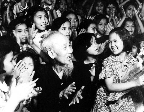Bác Hồ và thiếu nhi vui liên hoan văn nghệ. Bác Hồ và thiếu nhi vui liên hoan văn nghệ.