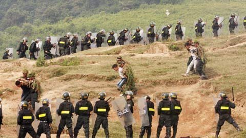 Cảnh sát cơ động bắt giữ những đối tượng cầm đầu tụ tập trái phép. Cảnh sát cơ động bắt giữ những đối tượng cầm đầu tụ tập trái phép.
