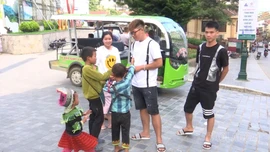 Phường Sa Pa xử lý 83 trường hợp chèo kéo, bán hàng rong, ăn xin