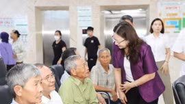 Đồng chí Giàng Thị Dung - Phó Bí thư Tỉnh ủy, Trưởng đoàn Đại biểu Quốc hội tỉnh kiểm tra công tác khám sức khỏe định kỳ tại Phường Cam Đường