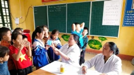 Triển khai hoạt động tẩy giun cho học sinh tiểu học