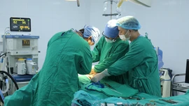 Bệnh viện Đa khoa số 2 tỉnh Lào Cai thực hiện thành công phẫu thuật mở ống mật chủ lấy sỏi, cắt túi mật
