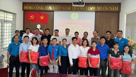 Liên đoàn lao động Mường Khương tặng quà cô đỡ, nhân viên y tế thôn bản và cộng tác viên dân số 