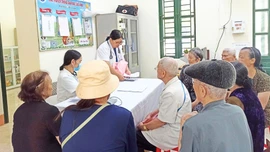 Gần 900 người cao tuổi ở phường Cam Đường được khám bệnh miễn phí