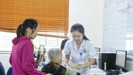 Điều dưỡng Bệnh viện Y học cổ truyền hết lòng chăm sóc người bệnh.