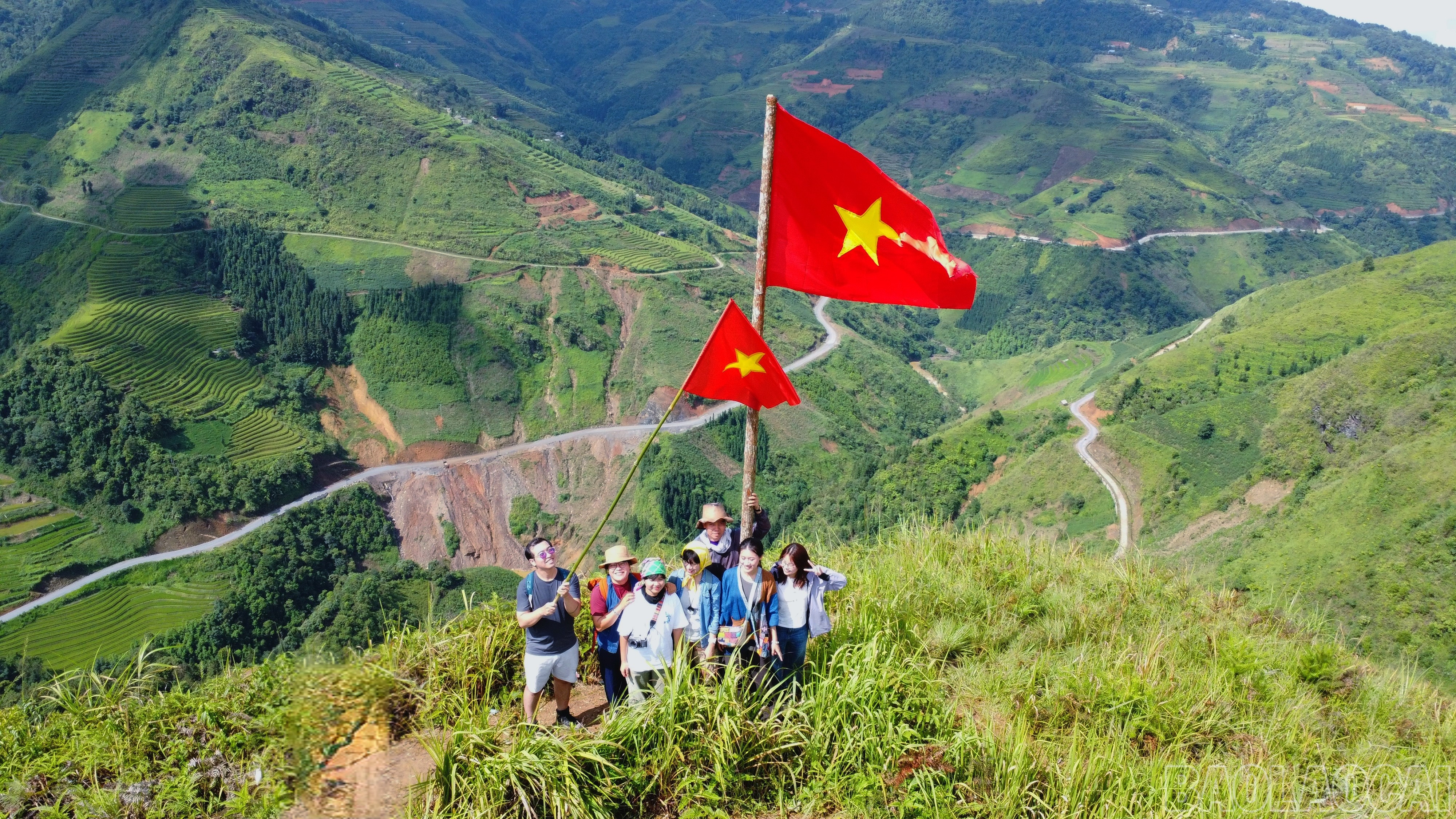 Du khách chinh phục thành công đỉnh núi Lợn Gầy, tự hào ngắm nhìn cờ Tổ quốc tung bay phấp phới. baolaocai-br_img-20250902-154609.jpg