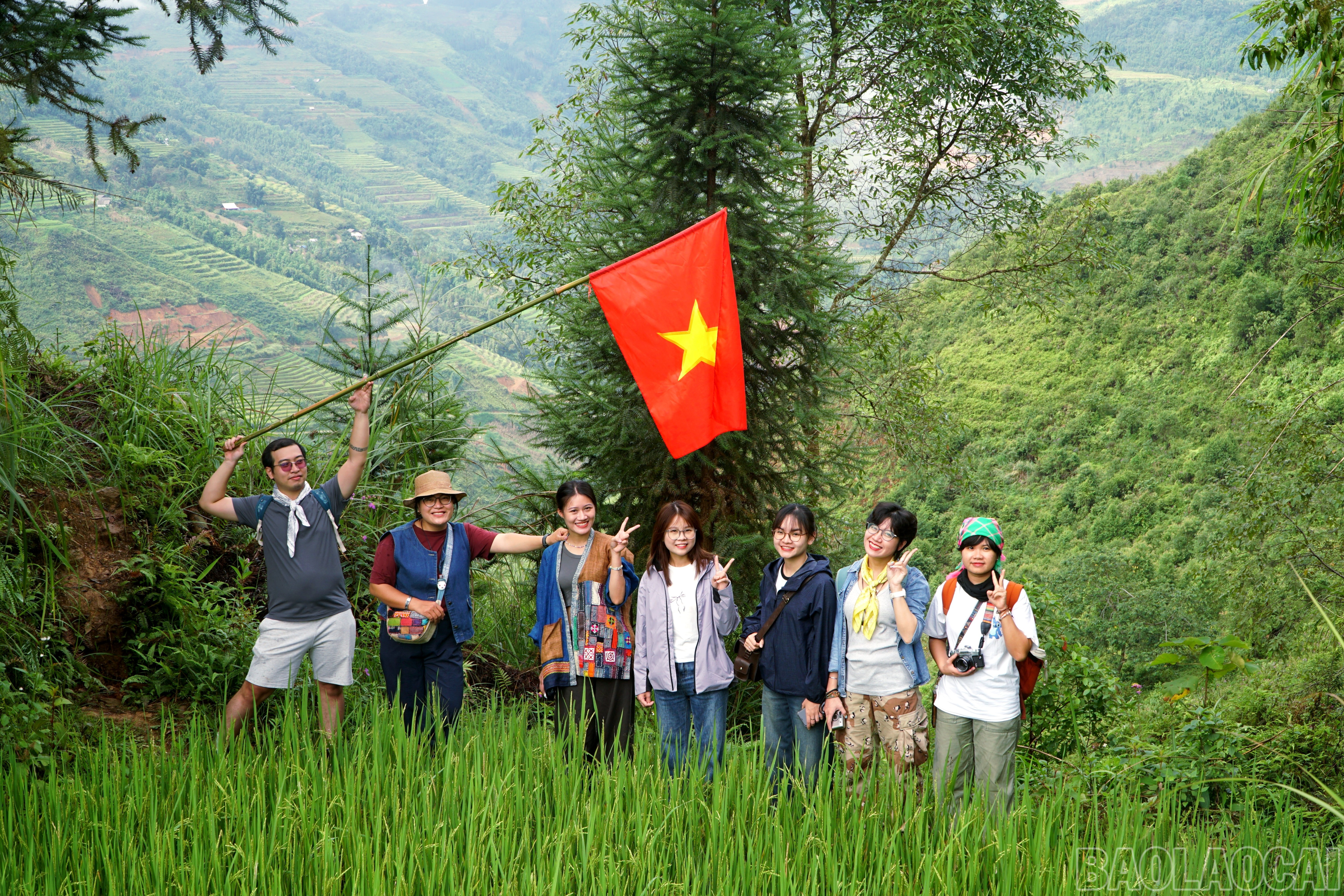 Nhóm khách du lịch cùng người dân địa phương thực hiện trải nghiệm cung đường đến đỉnh núi Lợn Gầy. baolaocai-br_img-20250902-161548.jpg