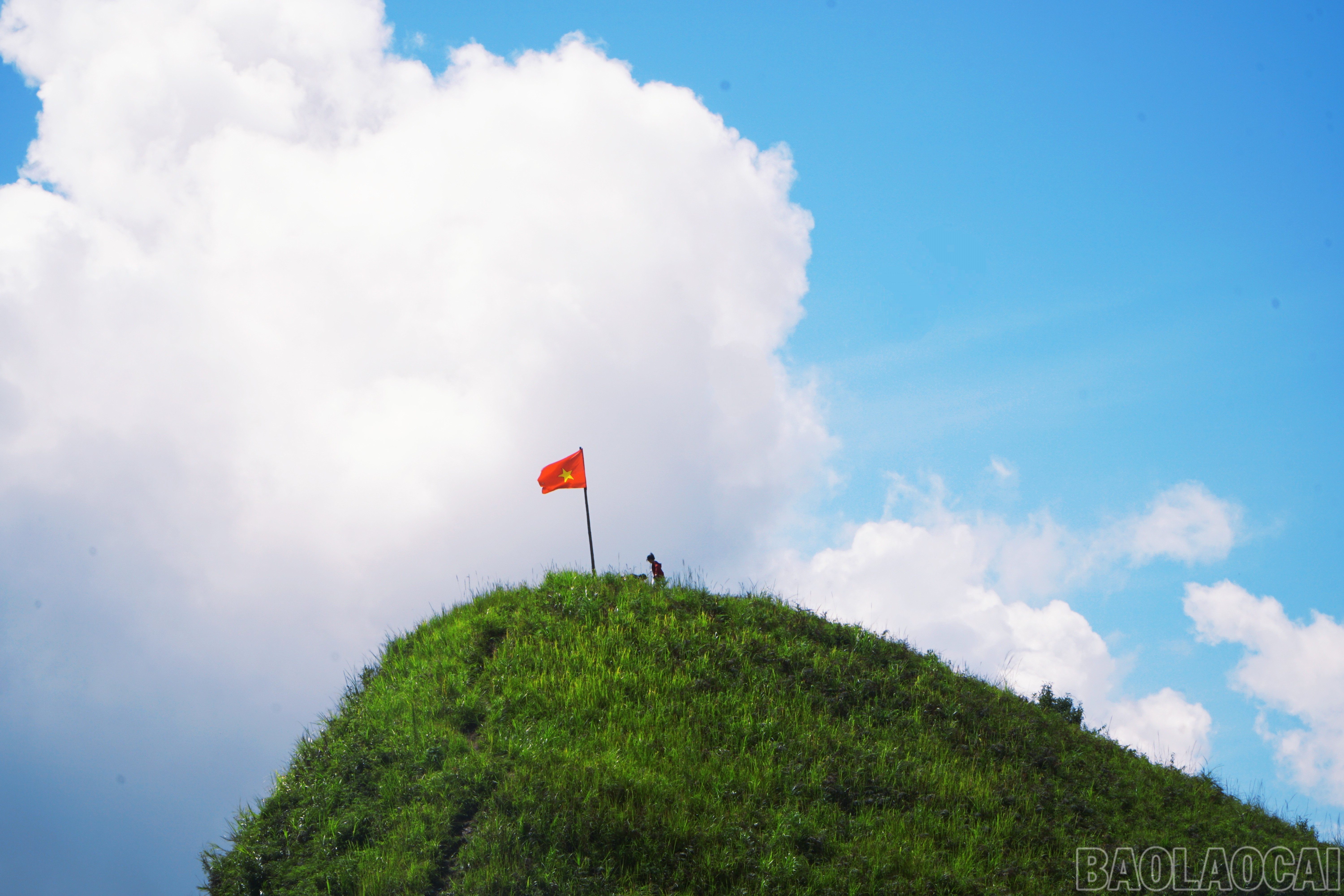 Đỉnh núi Lợn Gầy cao 1.068m so với mực nước biển, thuộc thôn Ngài Ma Lùng Trù, xã Bắc Hà. Đỉnh này được người dân đặt tên là núi Lợn Gầy bởi hình dáng tựa như sống lưng gầy của một con lợn. baolaocai-br_img-20250902-160835.jpg