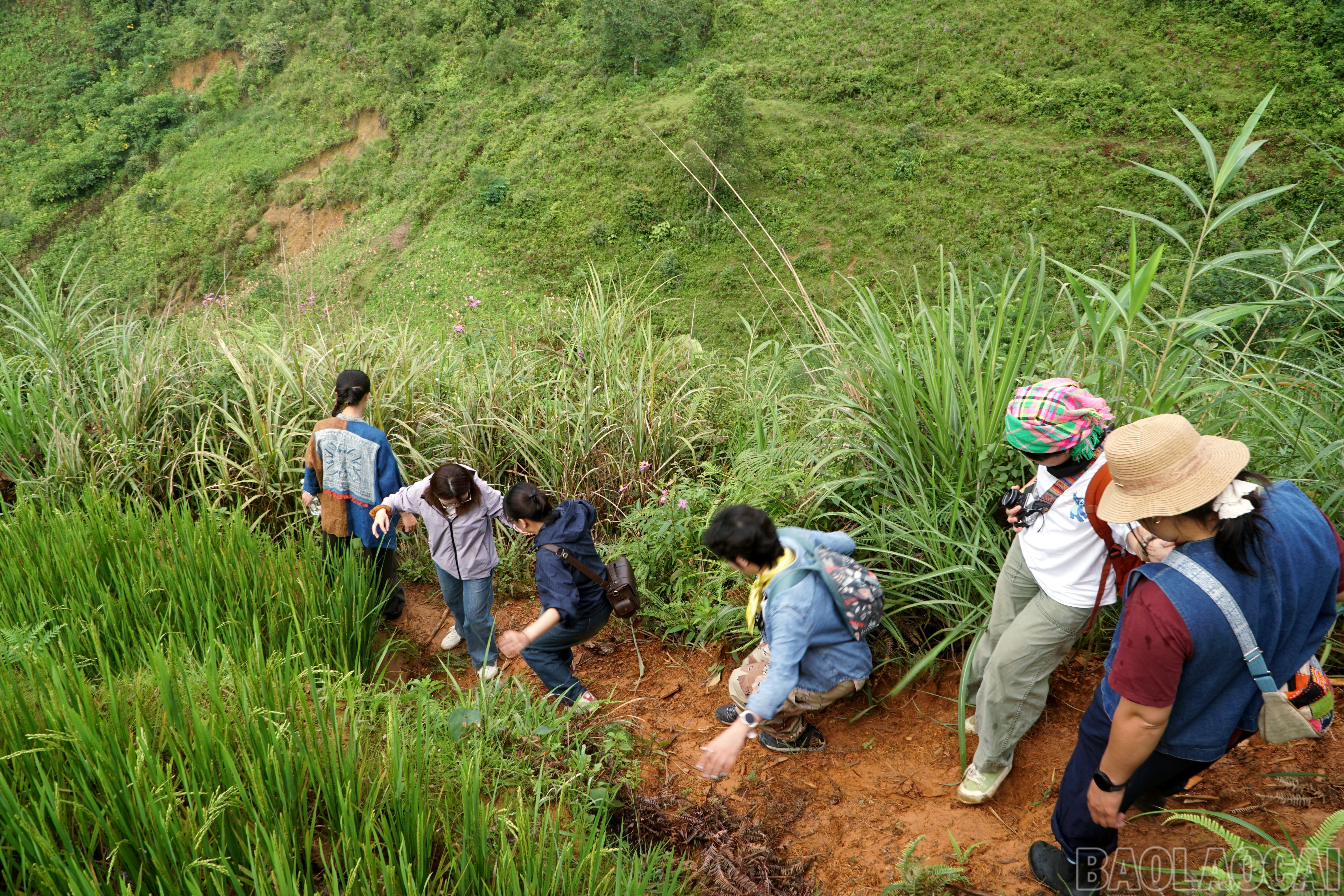 Đoàn kết, hỗ trợ nhau trên cung đường khó. baolaocai-br_img-20250902-161448.jpg