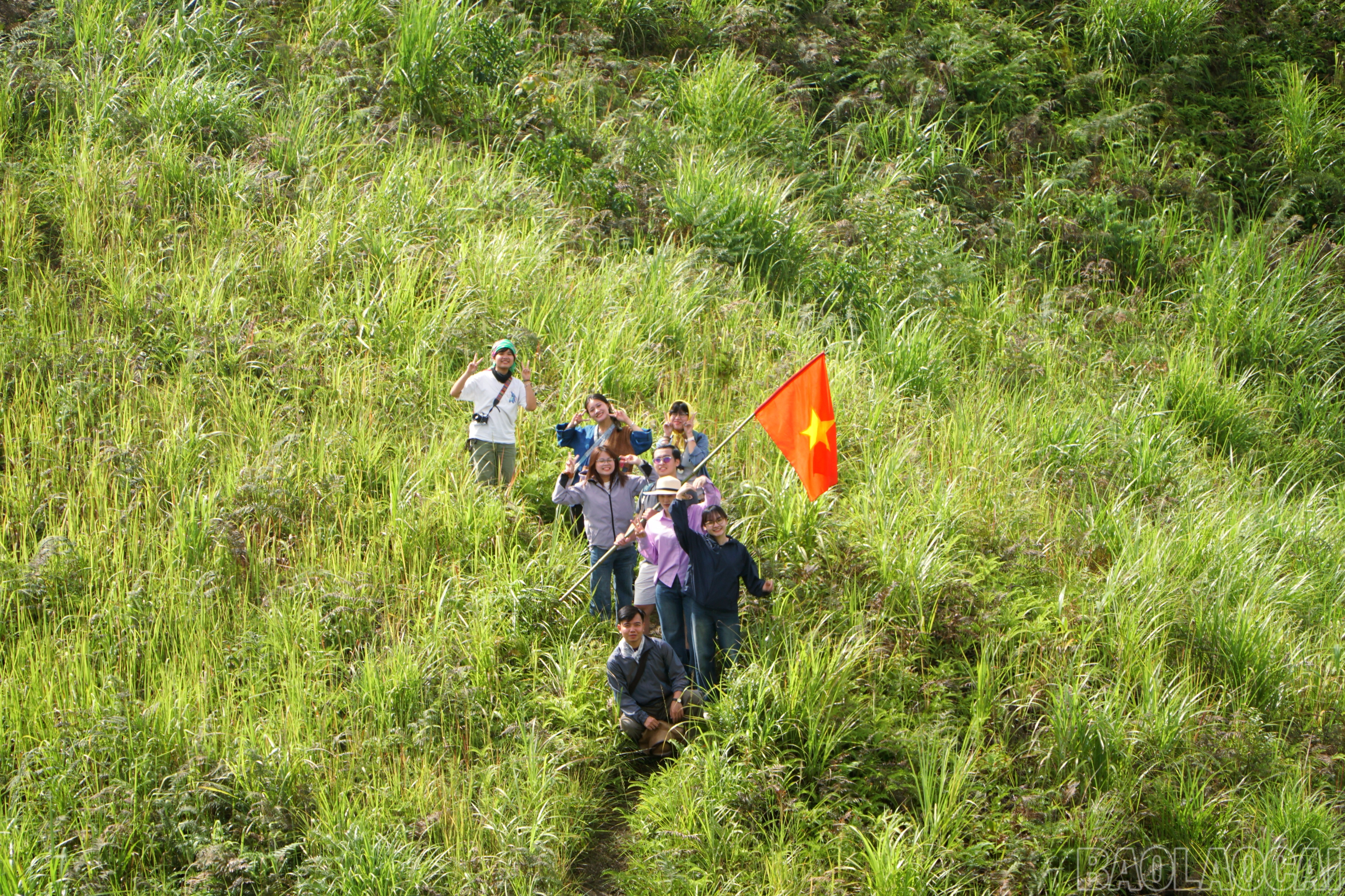 Vượt qua sống lưng Lợn Gầy chuẩn bị lên đỉnh núi. baolaocai-br_img-20250902-161005.jpg