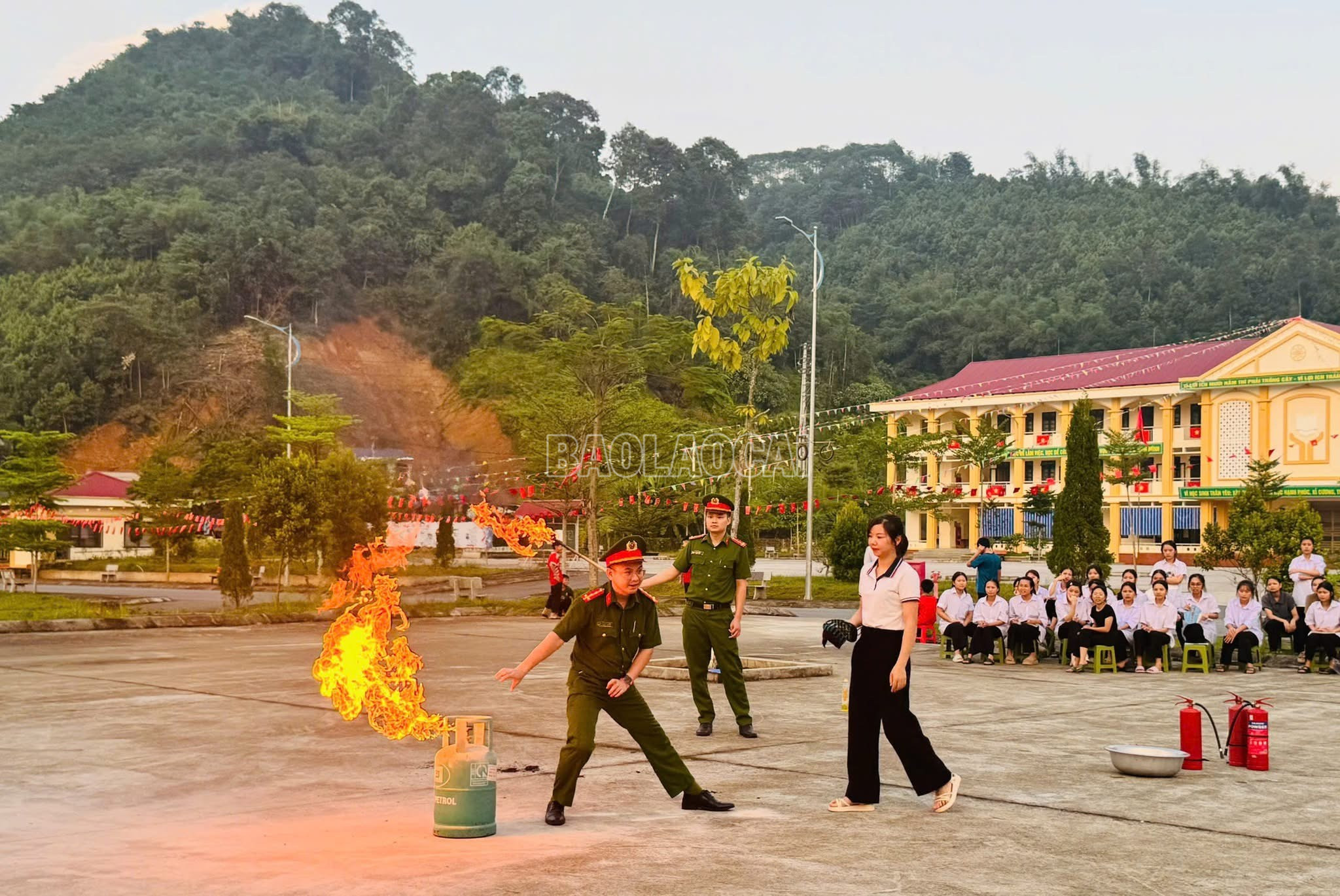 Thực hành kiến thức phòng cháy, chữa cháy. (Ảnh:Đ.Q) baolaocai-c_img-4748.jpg