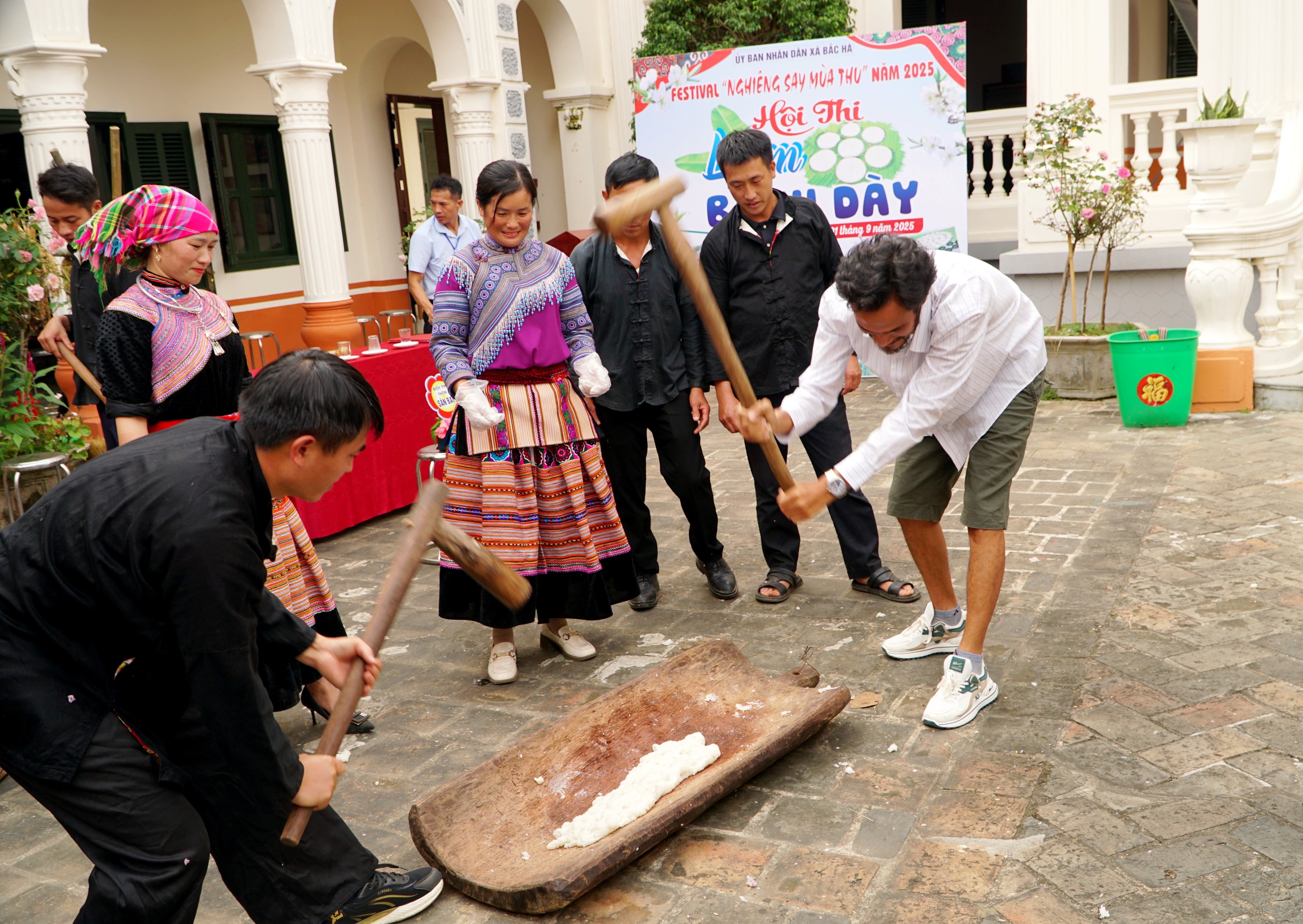 Những công đoạn làm bánh giầy truyền thống được kết nối với du khách bằng hoạt động trải nghiệm. img-20250901-181639.jpg