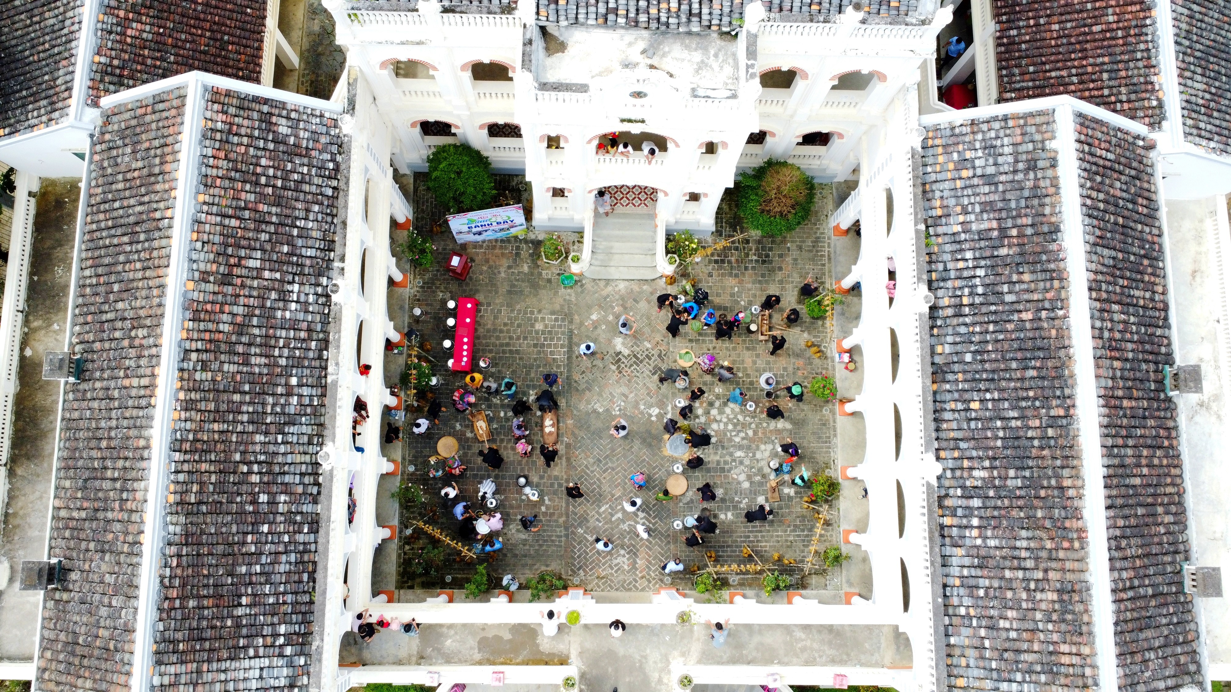 Festival "Nghiêng say mùa thu" Bắc Hà năm 2025 trở thành sự kiện quảng bá tài nguyên và các sản phẩm du lịch độc đáo của địa phương qua câu chuyện đậm đà bản sắc. img-20250901-181612.jpg