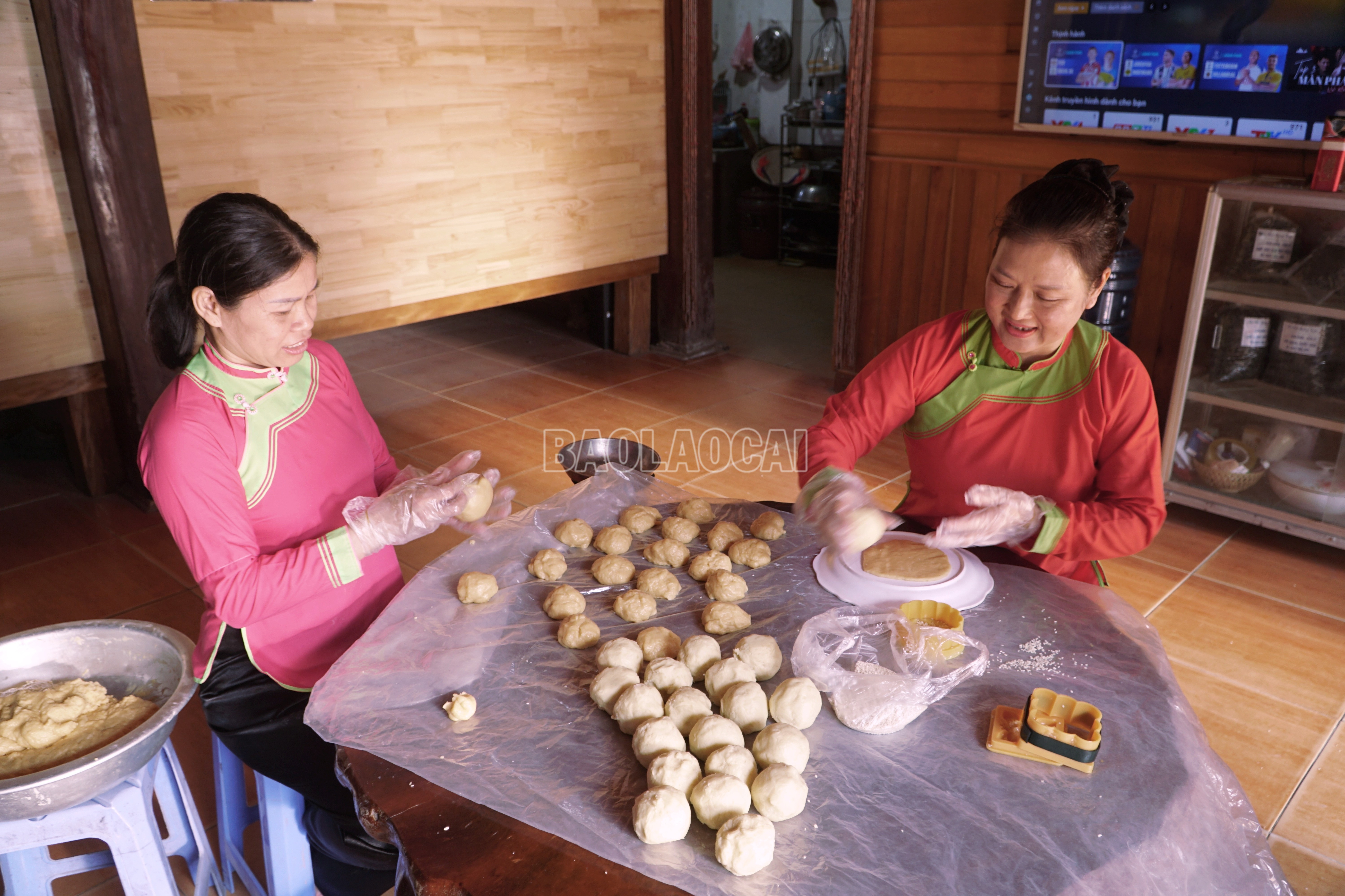 Công đoạn nặn bánh. baolaocai-c_img-20250920-224019.jpg