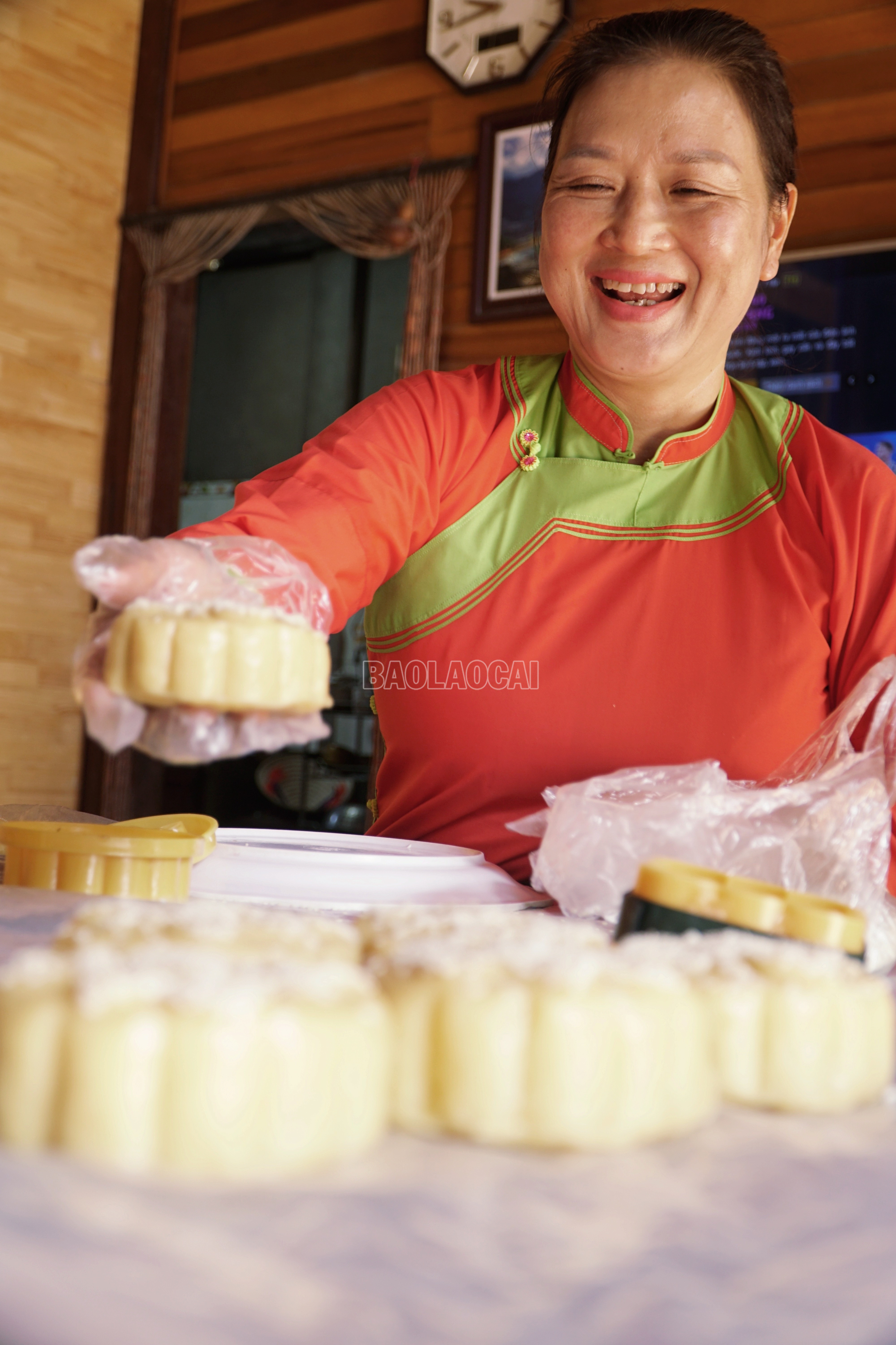 Là phụ nữ Giáy ai cũng biết làm bánh Trung thu. baolaocai-c_img-20250920-223945.jpg