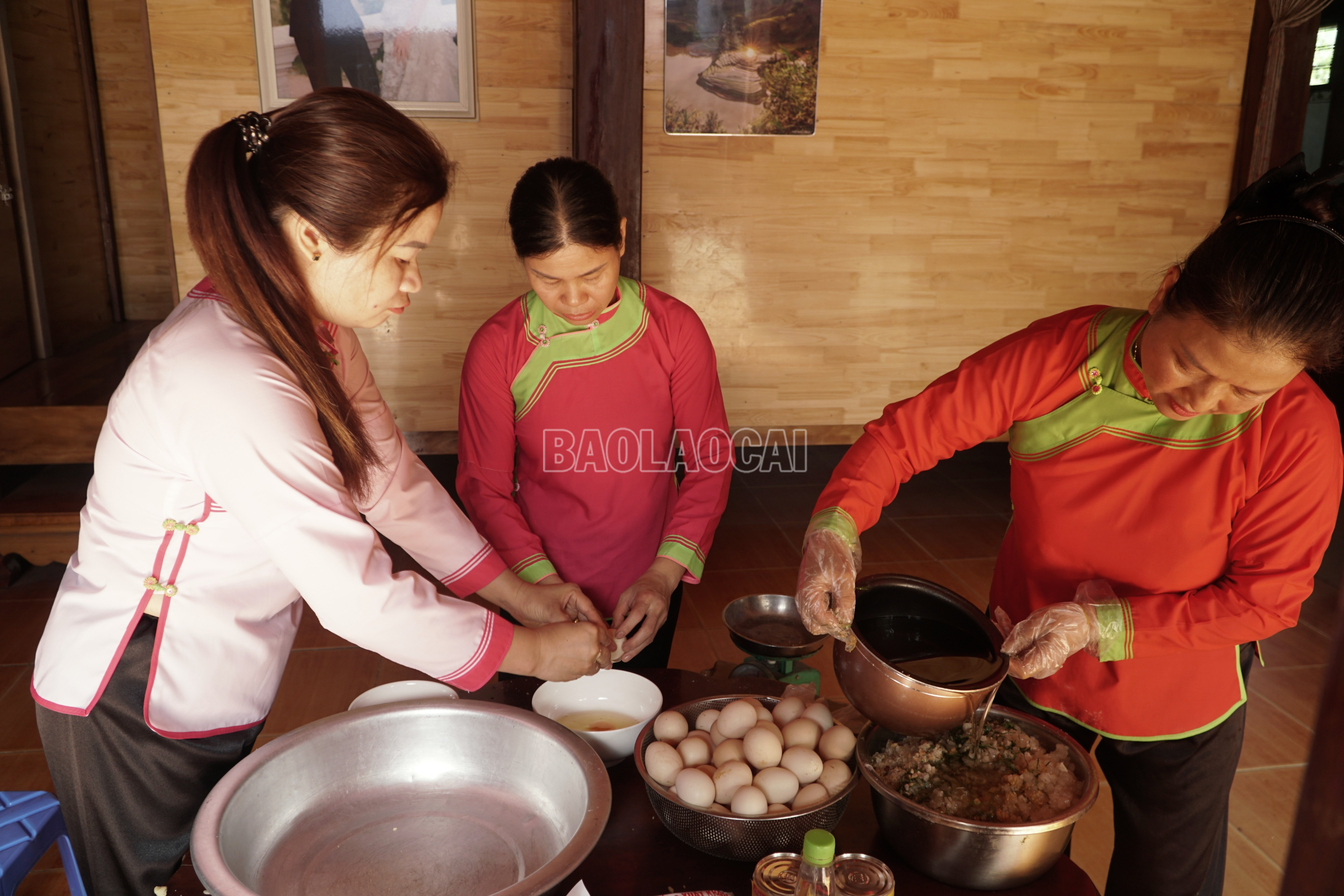 Phụ nữ người Giáy chuẩn bị nguyên liệu làm bánh Trung thu. baolaocai-c_img-20250920-223845.jpg