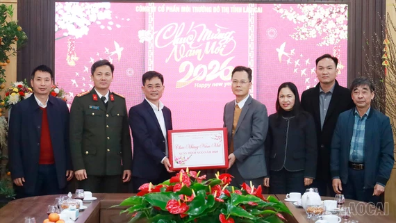 Phó Chủ tịch UBND tỉnh Nguyễn Thành Sinh thăm, tặng quà Tết một số cơ sở, doanh nghiệp