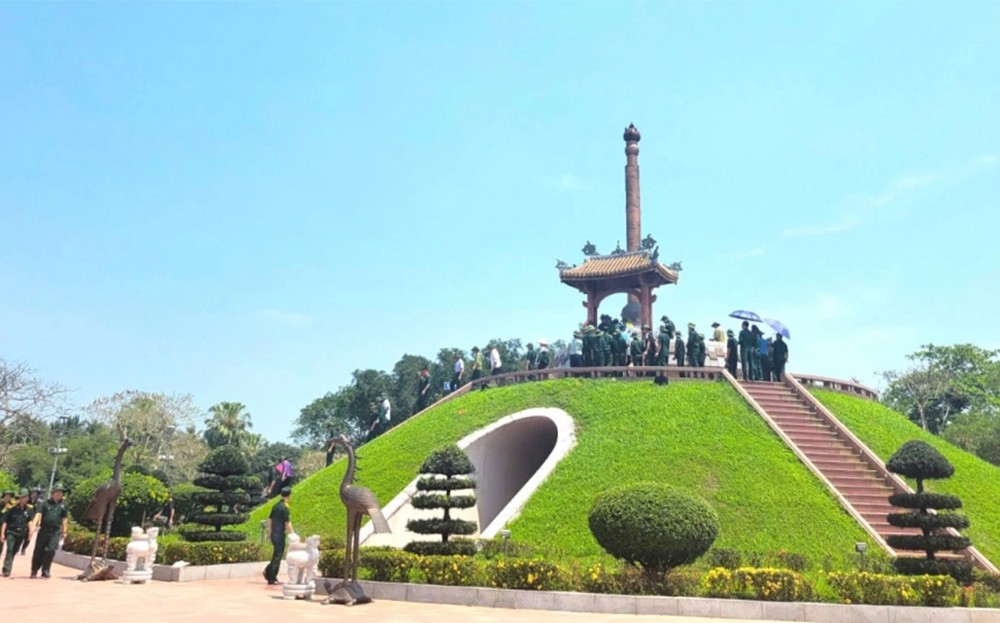 Hàng ngàn khách đến dâng hương tại Thành Cổ Quảng Trị dịp 30/4 ảnh 1 Hàng ngàn khách đến dâng hương tại Thành Cổ Quảng Trị dịp 30/4 ảnh 1
