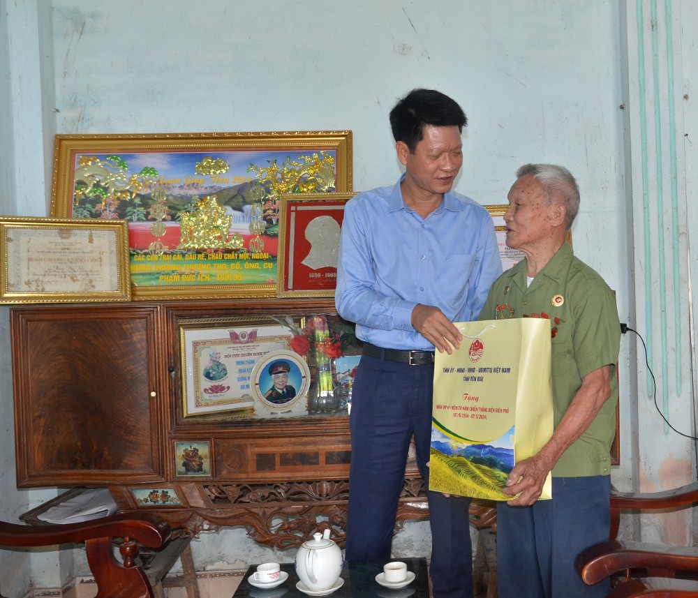 Phó Chủ tịch Thường trực UBND tỉnh Nguyễn Thế Phước thăm, tặng quà gia đình thân nhân liệt sỹ, thanh niên xung phong, chiến sỹ Điện Biên trên địa bàn huyện Văn Yên ảnh 1 Phó Chủ tịch Thường trực UBND tỉnh Nguyễn Thế Phước thăm, tặng quà gia đình thân nhân liệt sỹ, thanh niên xung phong, chiến sỹ Điện Biên trên địa bàn huyện Văn Yên ảnh 1